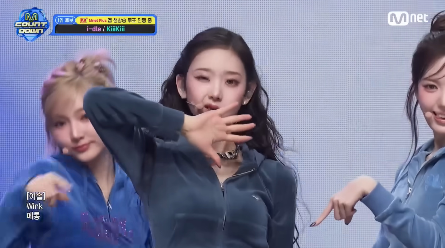 키키 이솔 wearing PS109E